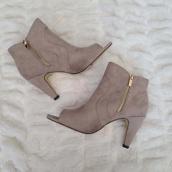 NIB New Bella Vita Faux Suede Gold Zip Peep Toe Booties Heels Shoes Size 10 10W - Picture 3 of 5